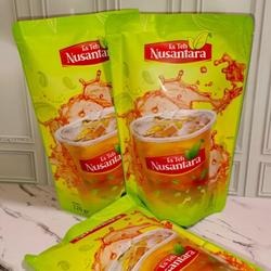 Segelas teh hijau di atas meja kayu